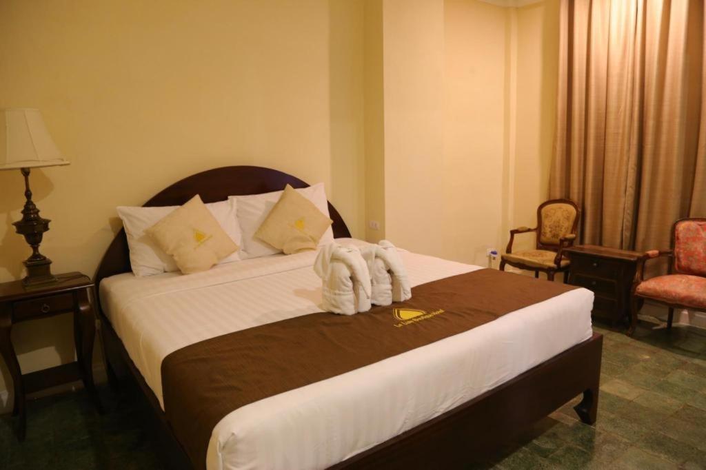 Le Luxe Boutique Hotel Вьентьян Экстерьер фото